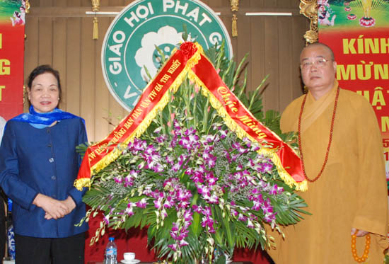 Đồng chí Hà Thị Khiết chúc mừng Giáo hội Phật giáo Việt Nam 
nhân lễ Phật đản 2015